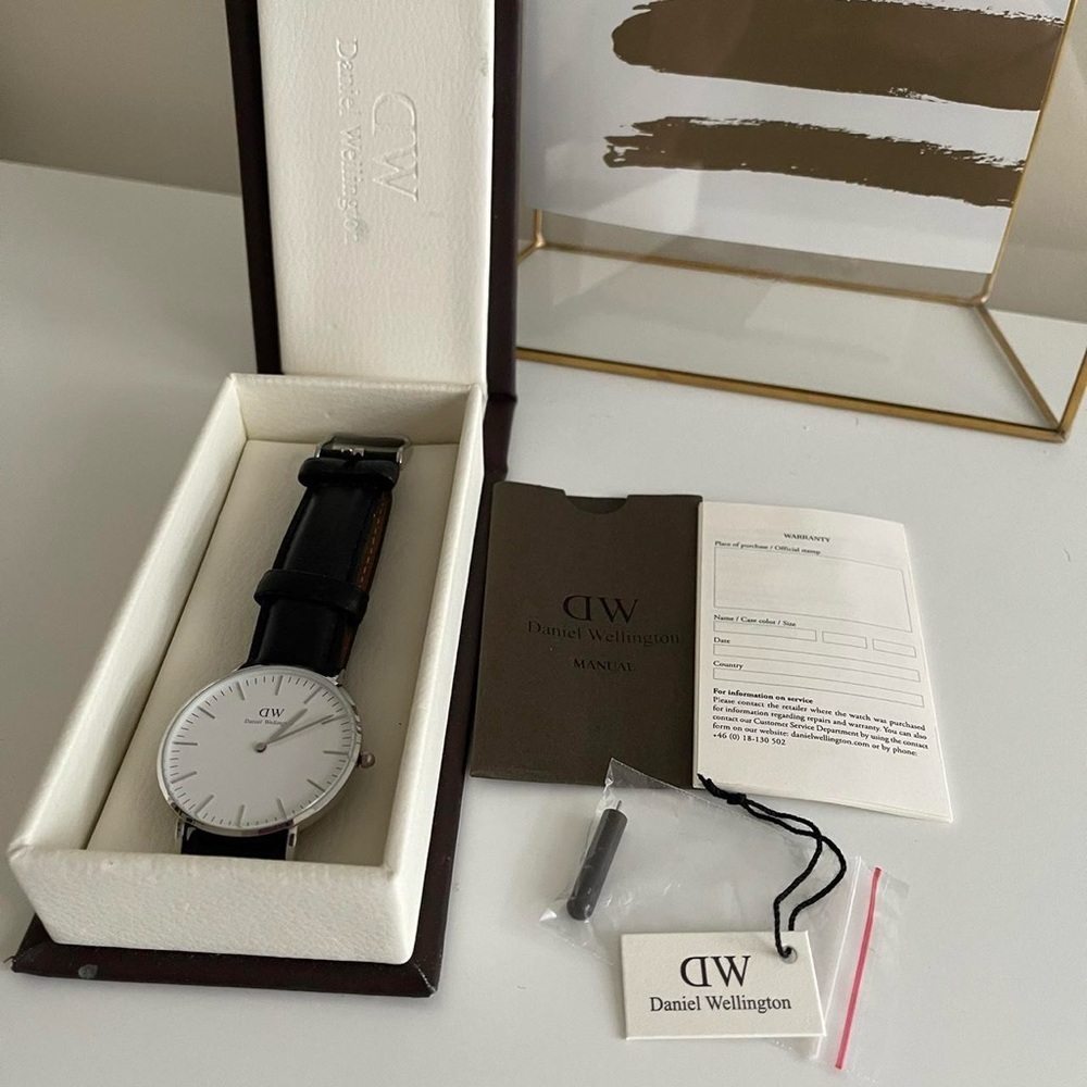 Daniel Wellington classic genuine leather watch
Color: Black strap